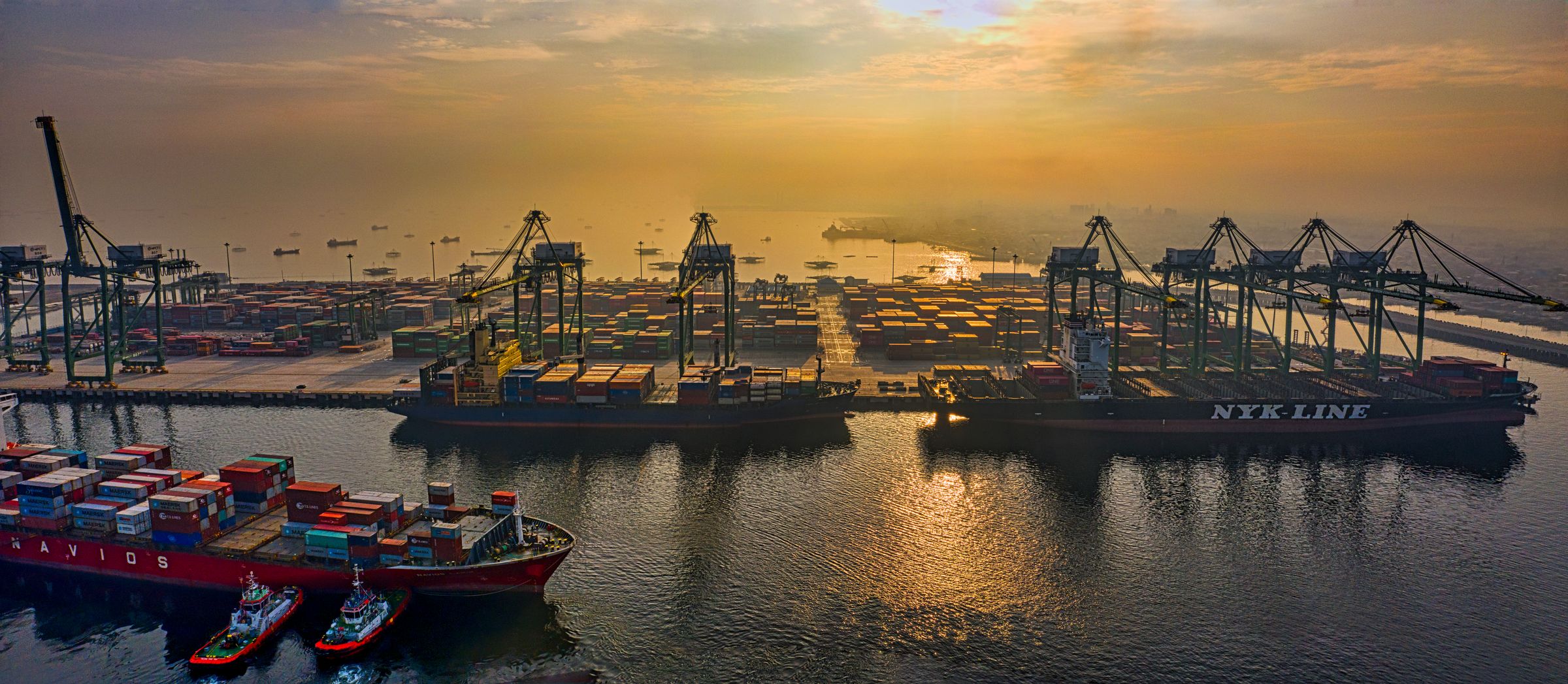 Container port and ocean freight vessels